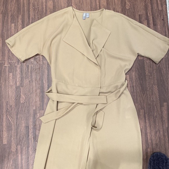 Asos jumpsuit .SZ 8 features fabric belt, front zip and snaps closure. - Picture 2 of 8